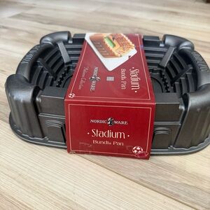 NWT Nordic Ware Stadium Bundt cake pan new
